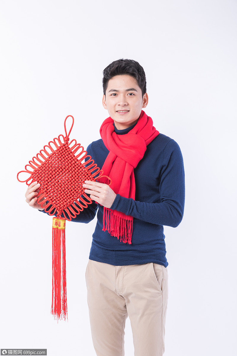 图片 照片 人物情感 手拿新年挂饰的新年男性人像.jpg