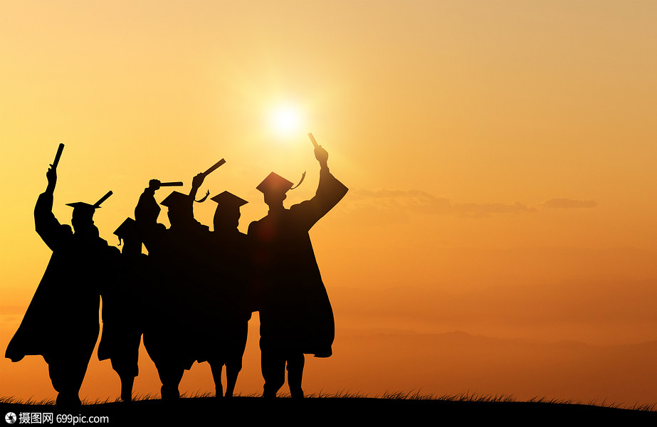 夕阳下毕业生剪影毕业大学欢乐