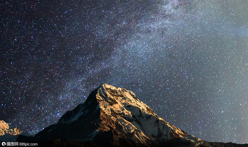 山峰星空背景