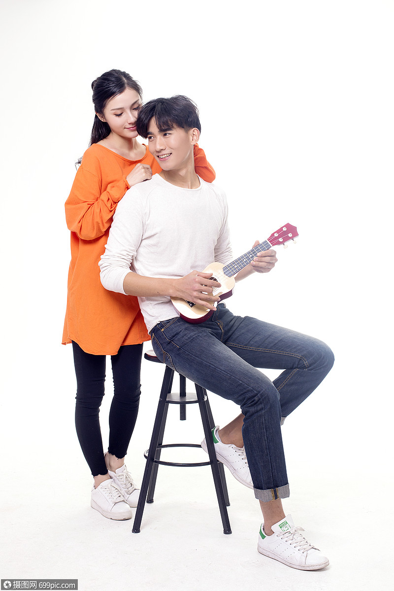 男女朋友在一起玩音乐