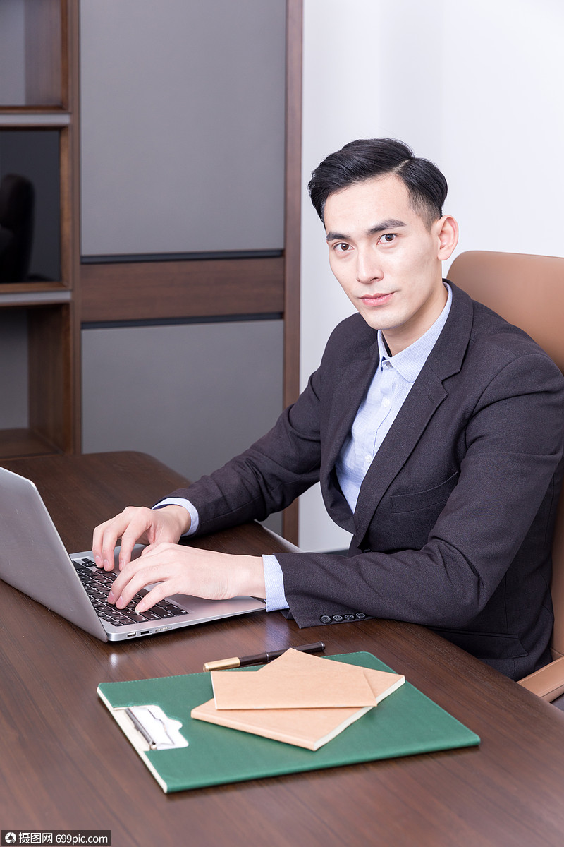 在办公室办公的商务人士西装人物