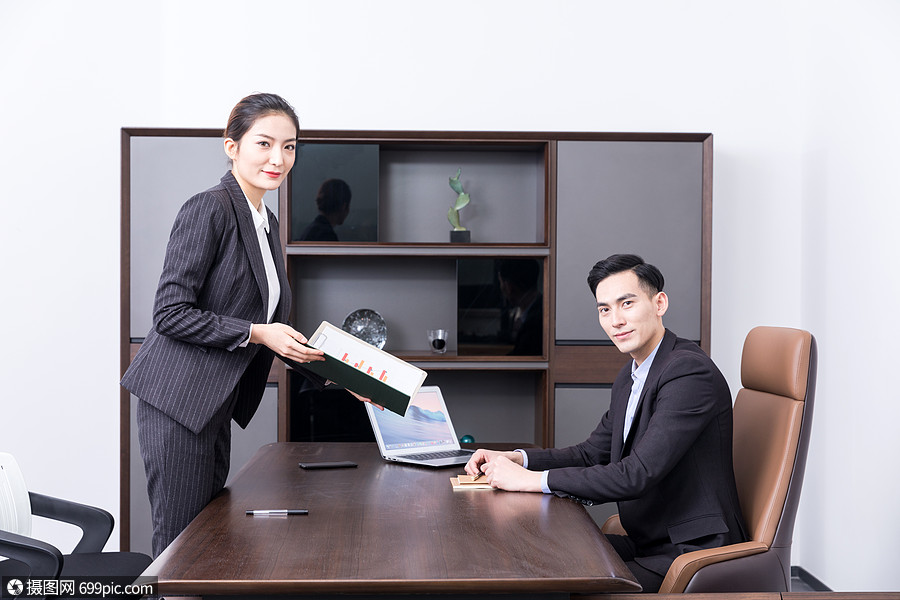 职员向老板汇报工作