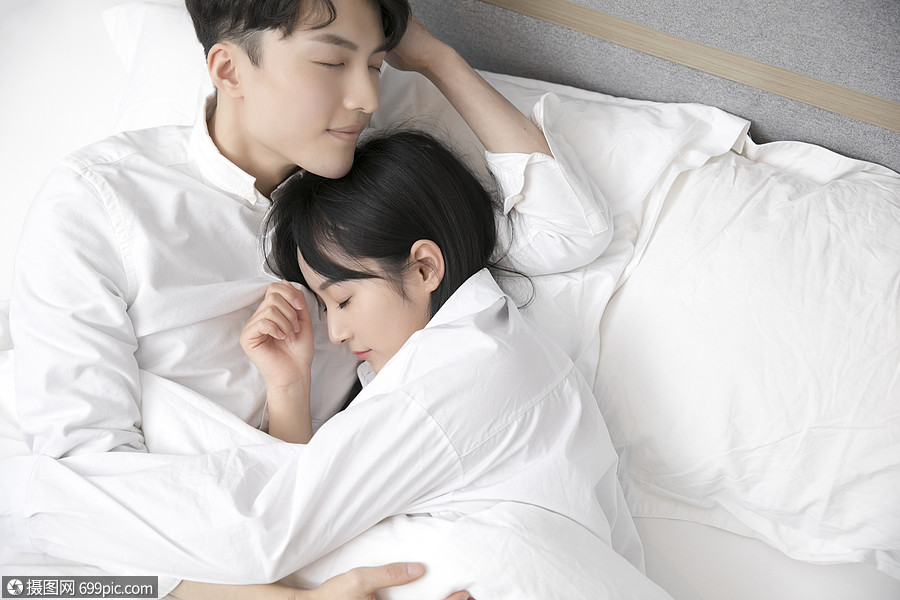 情侣床上依偎在一起
