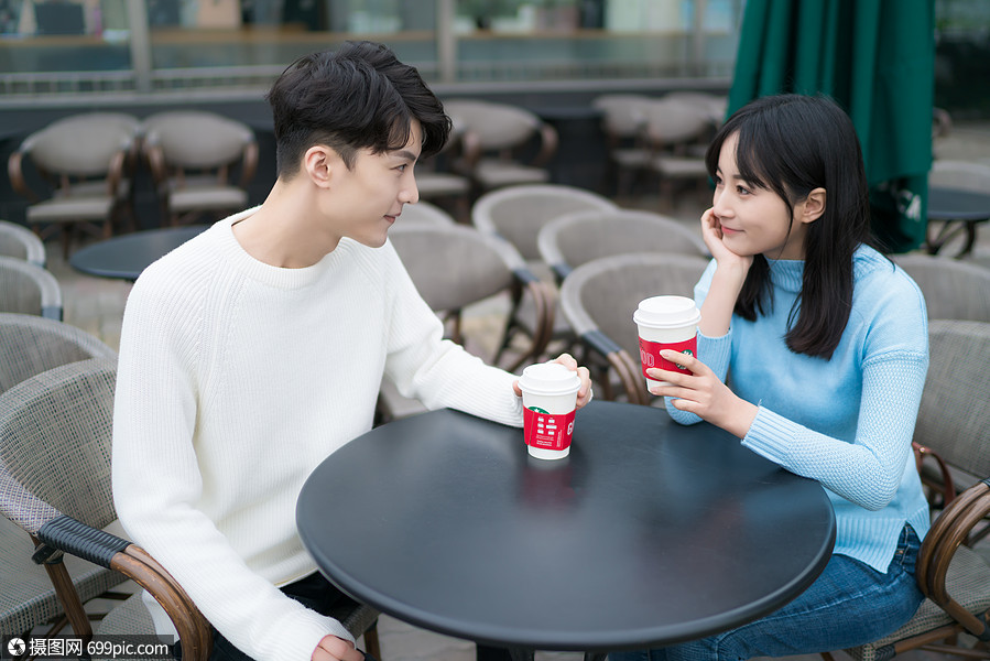 咖啡馆外的情侣
