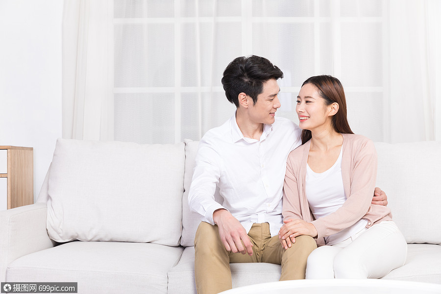 甜蜜的夫妻在客厅沙发聊天