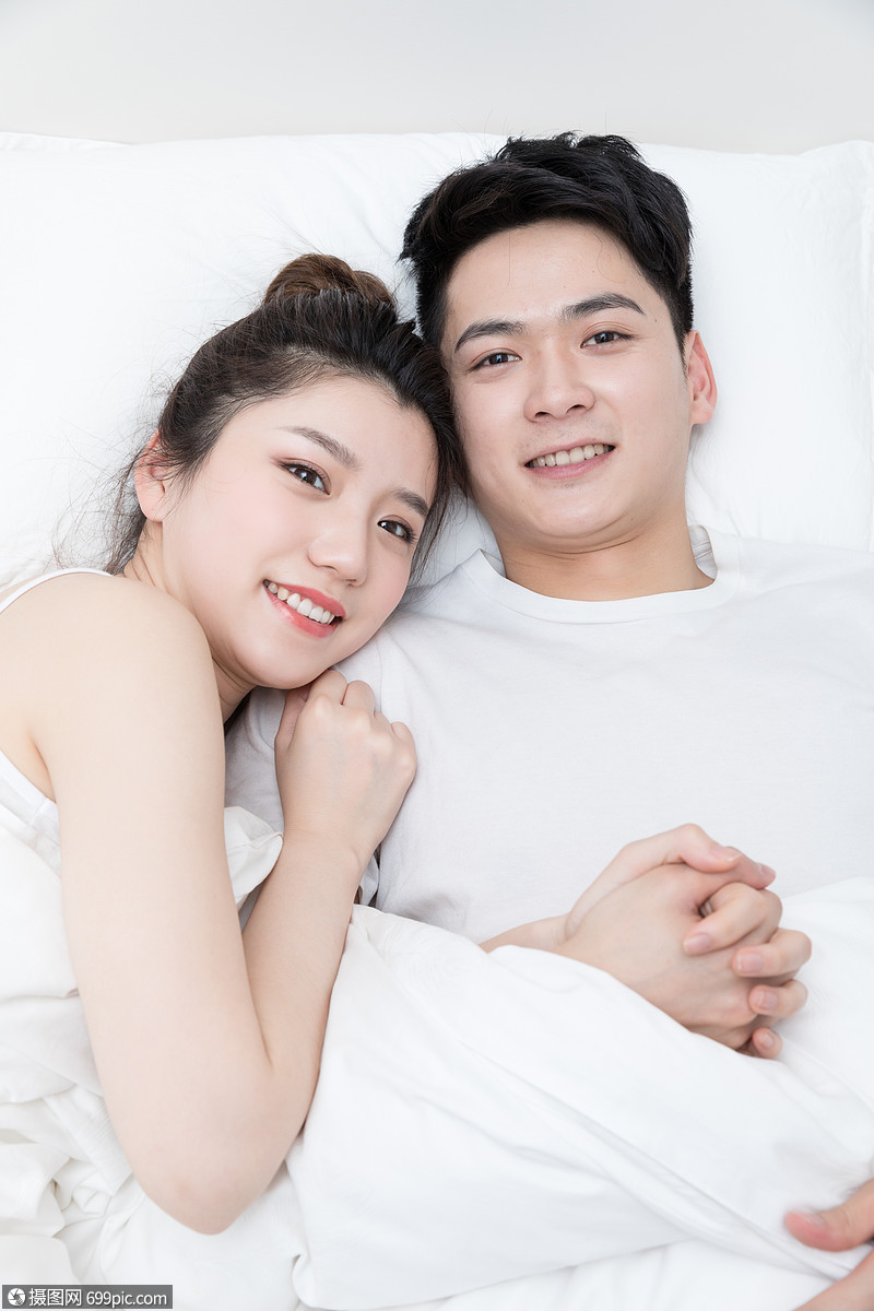 幸福甜蜜的情侣躺在床上舒适亲密