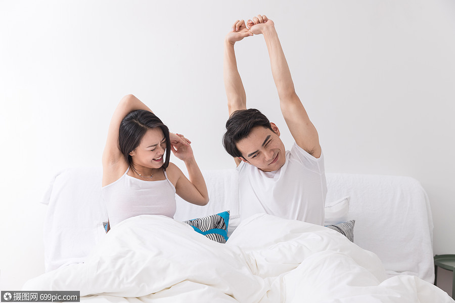 年轻夫妻开心起床