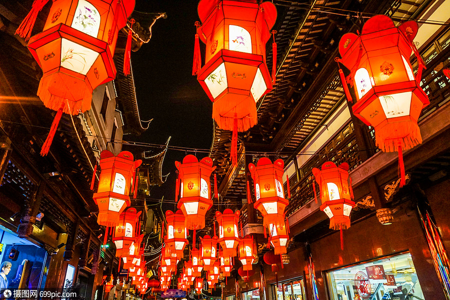 春节的上海城隍庙庙会张灯结彩