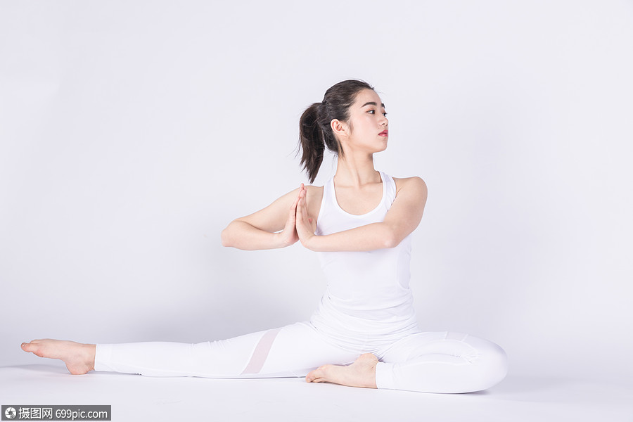 年轻女孩在做瑜伽