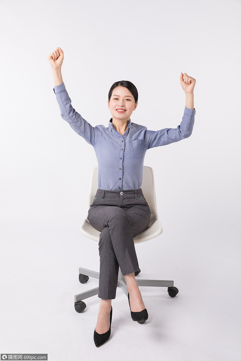 照片 人物情感 坐在椅子上伸懒腰放松的职场女性jpg