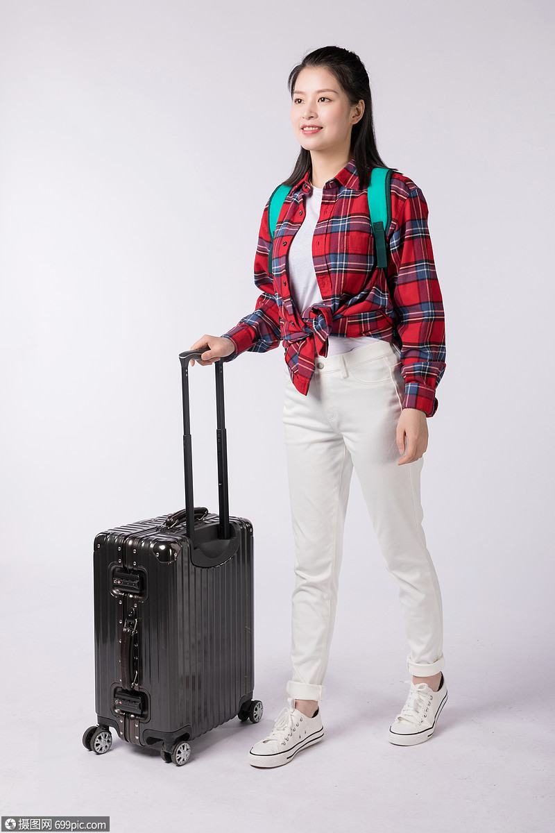 拉着行李箱的年轻女生