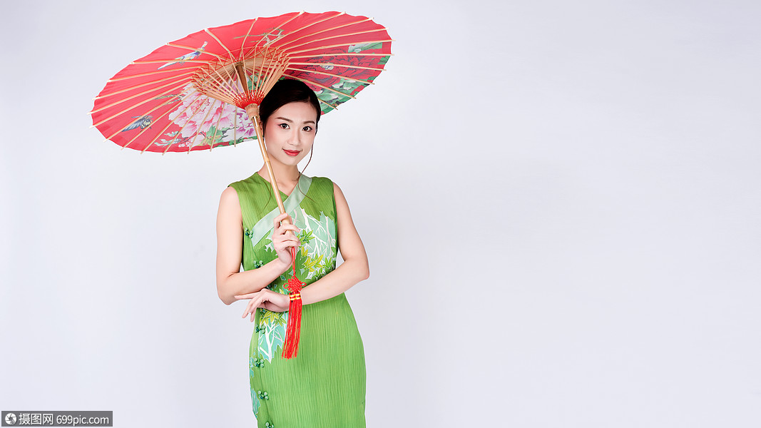 手持红色油纸伞的旗袍美女