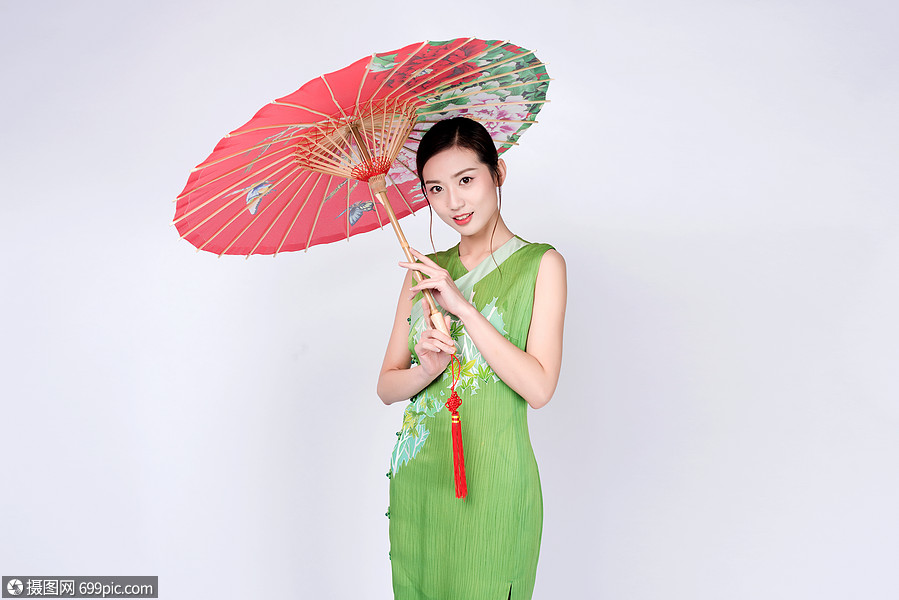 手持红色油纸伞的旗袍美女