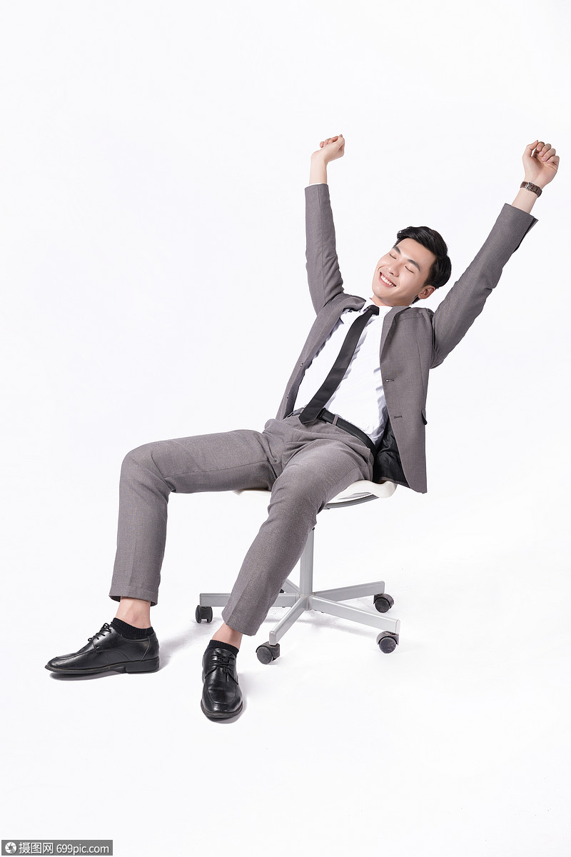 坐在椅子上伸懒腰的商务男士