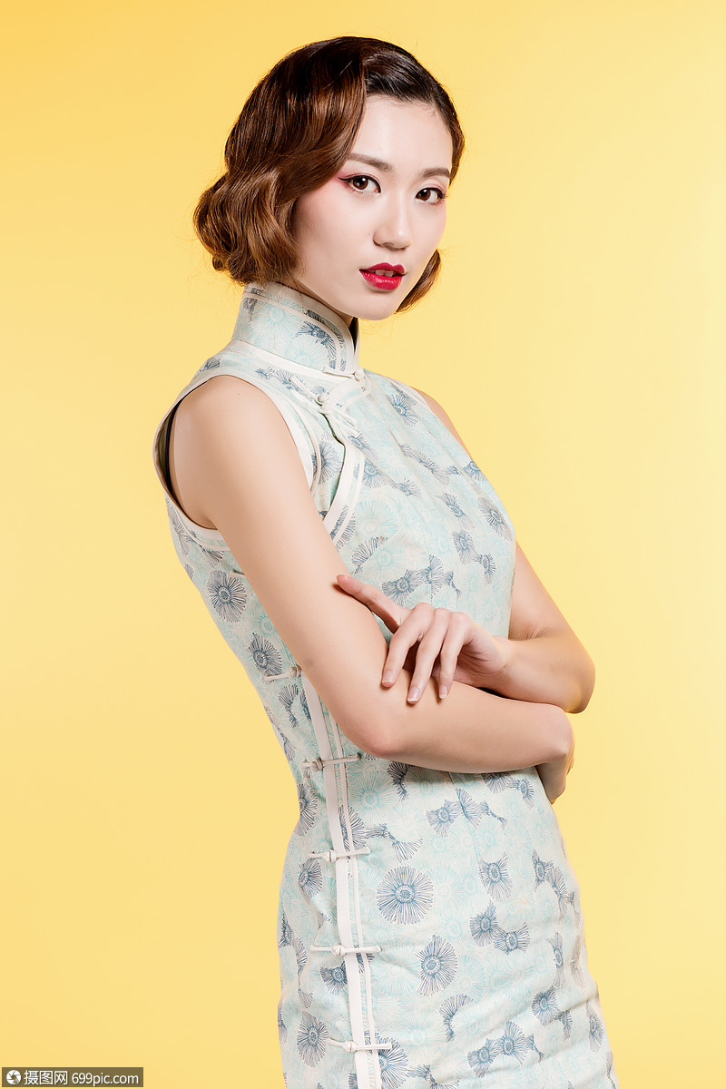 民国风旗袍美女端庄动作