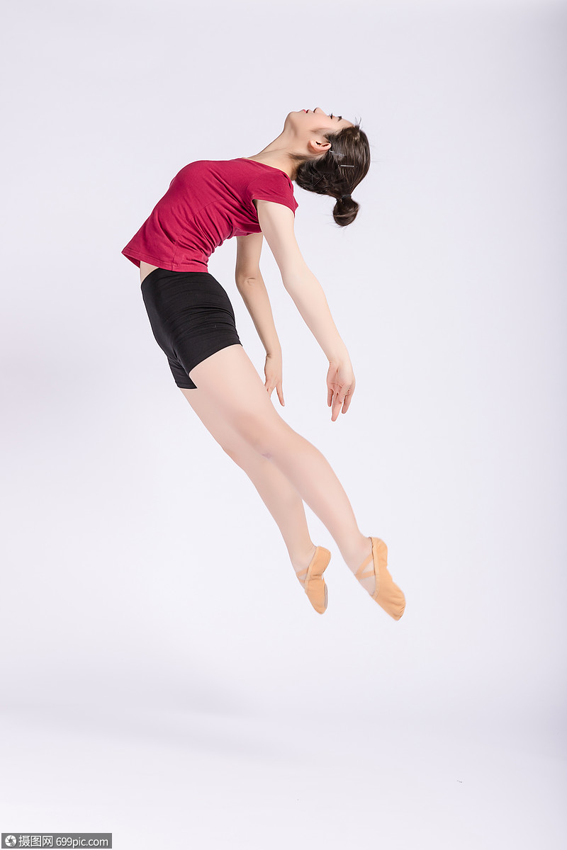 年轻女孩舞蹈跳跃动作