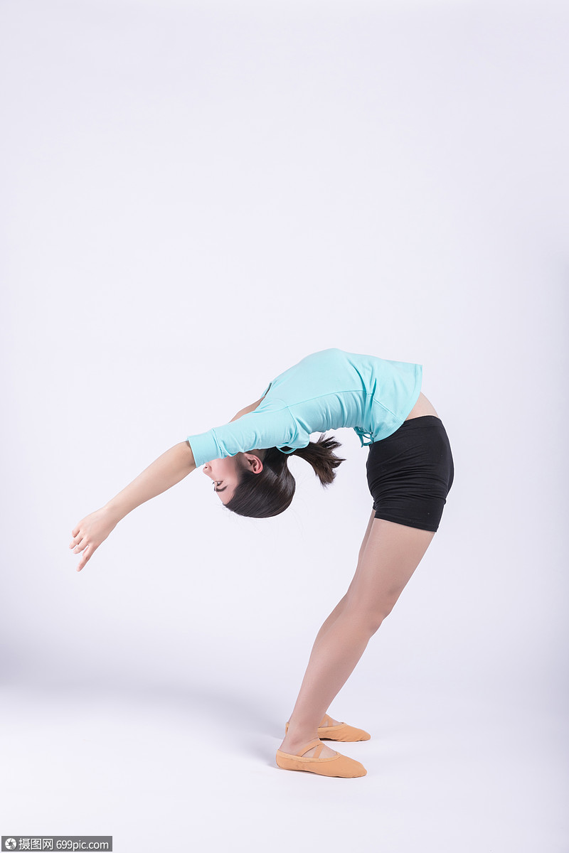 年轻女孩舞蹈前热身