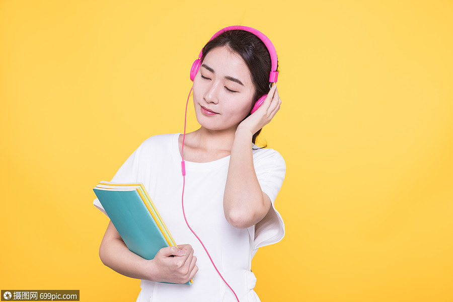 青春学生抱着书听音乐大学生人物