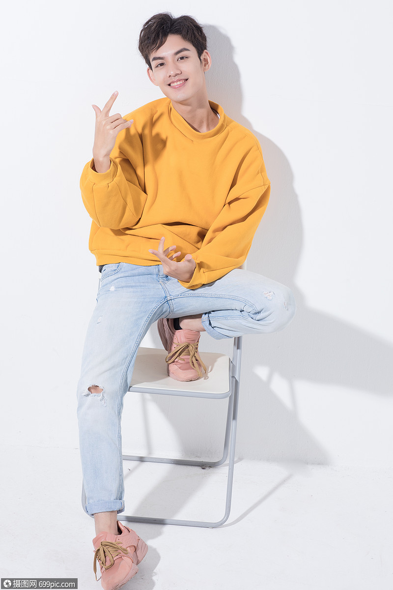 坐在椅子上的青年男性帅哥时尚