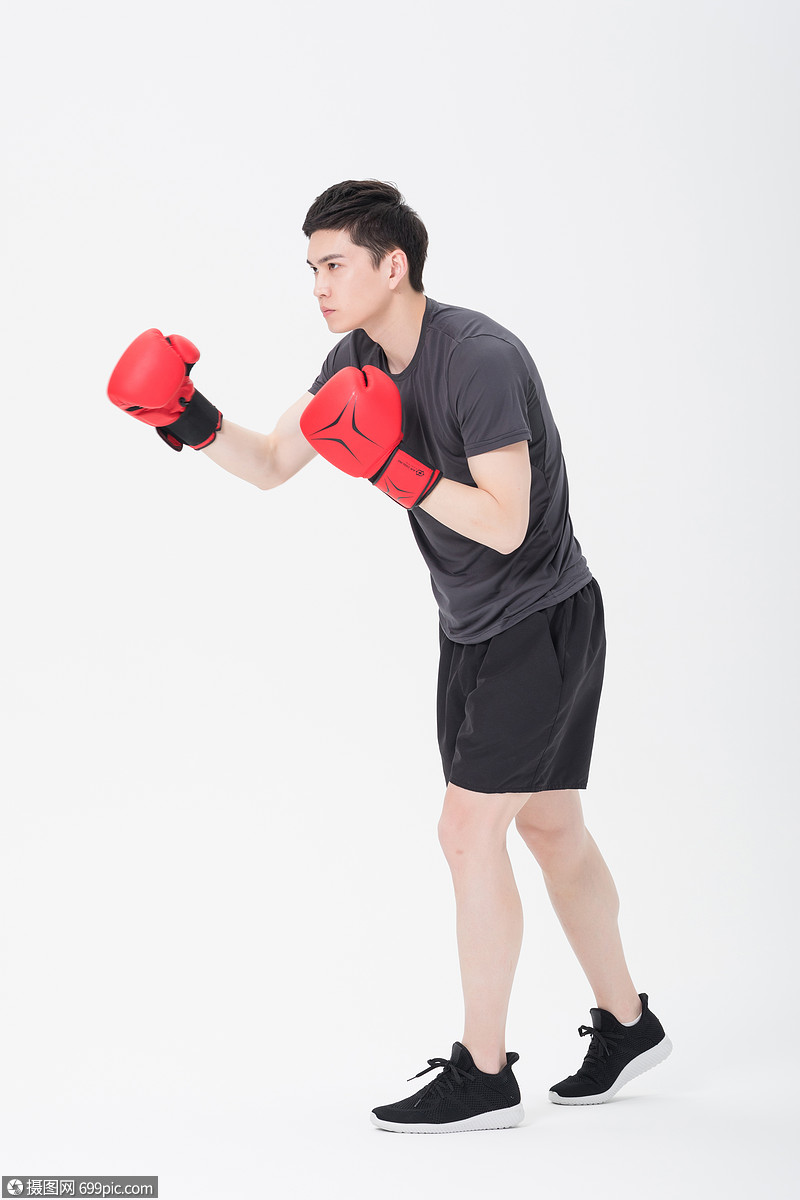 健身男性戴拳击手套打拳出拳