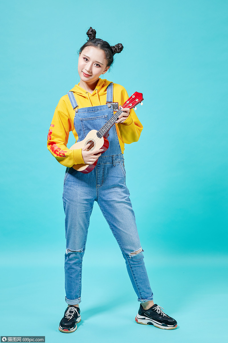 图片 照片 人物情感 青年女性手持尤克里里.jpg