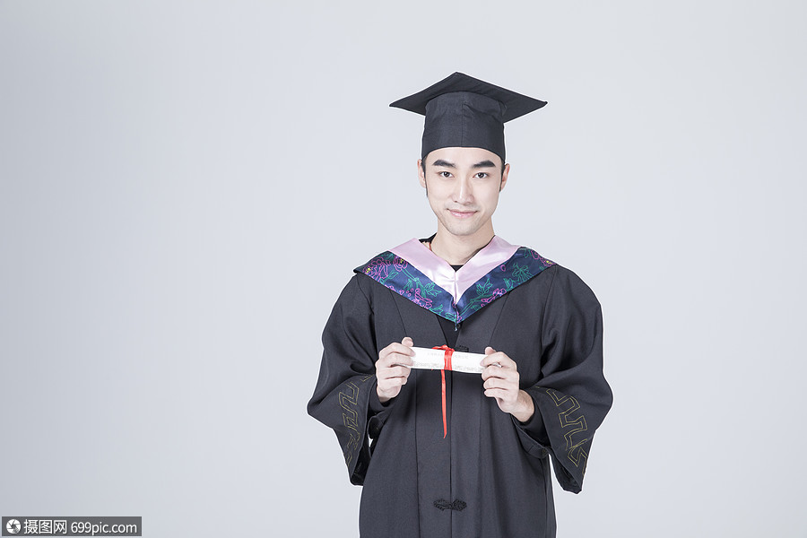 拿着毕业证书的毕业大学生学士帽毕业服装