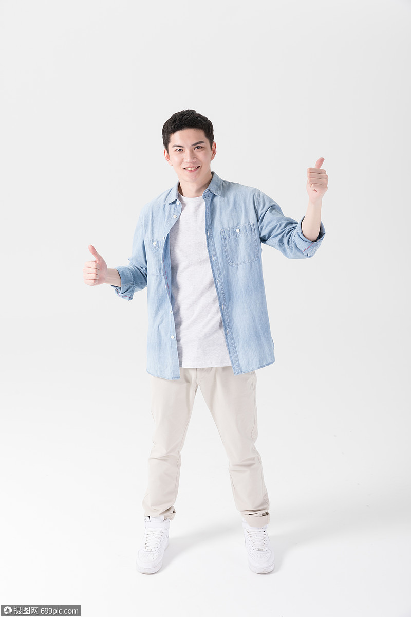 竖起大拇指微笑点赞的男性青春人物
