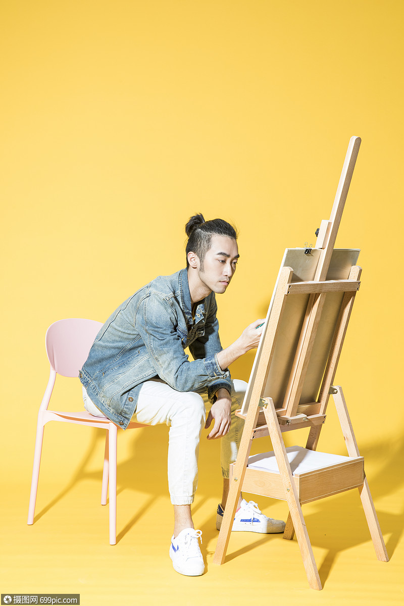 画画的青年男性