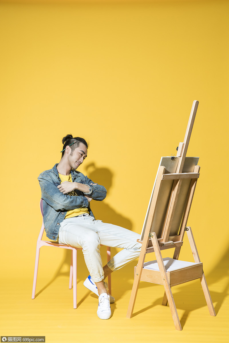 画画的青年男性