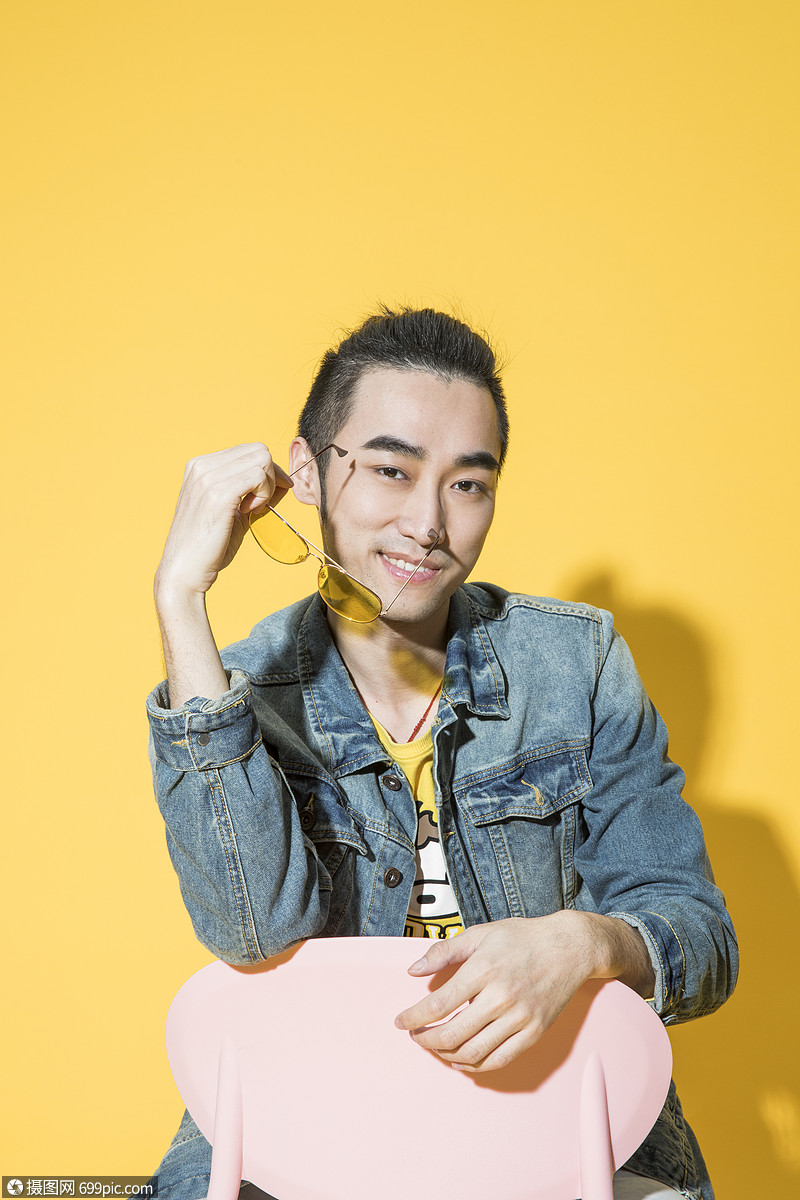坐着的青年男性帅哥人物