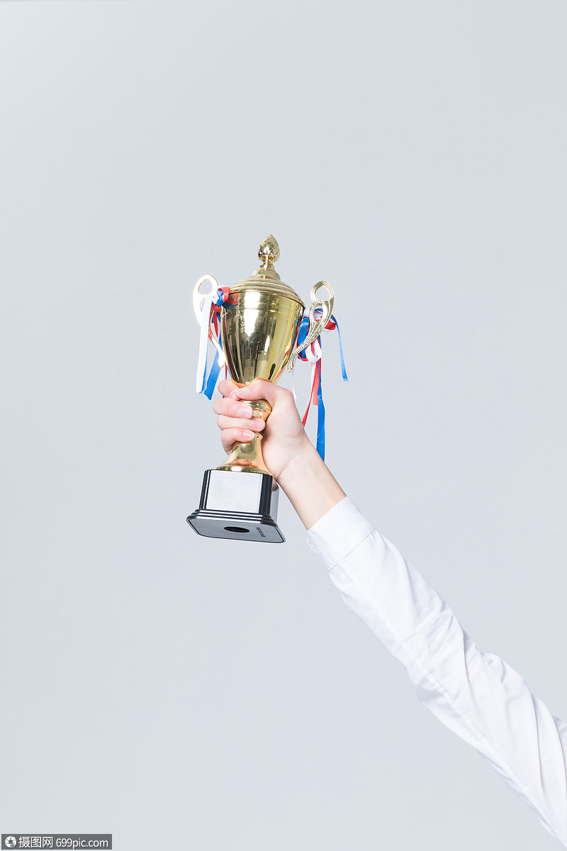 胜利手拿奖杯特写