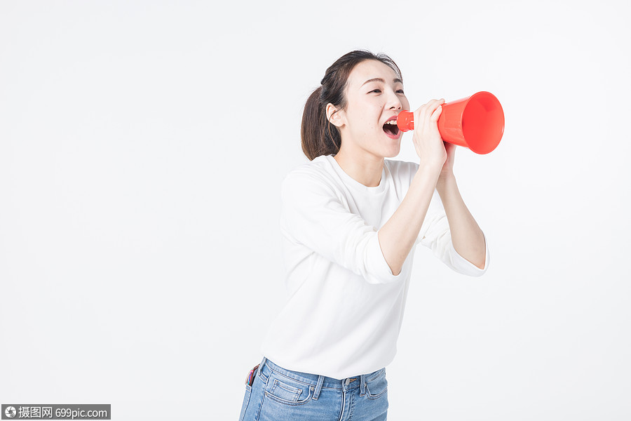 拿喇叭喊话的青年女孩
