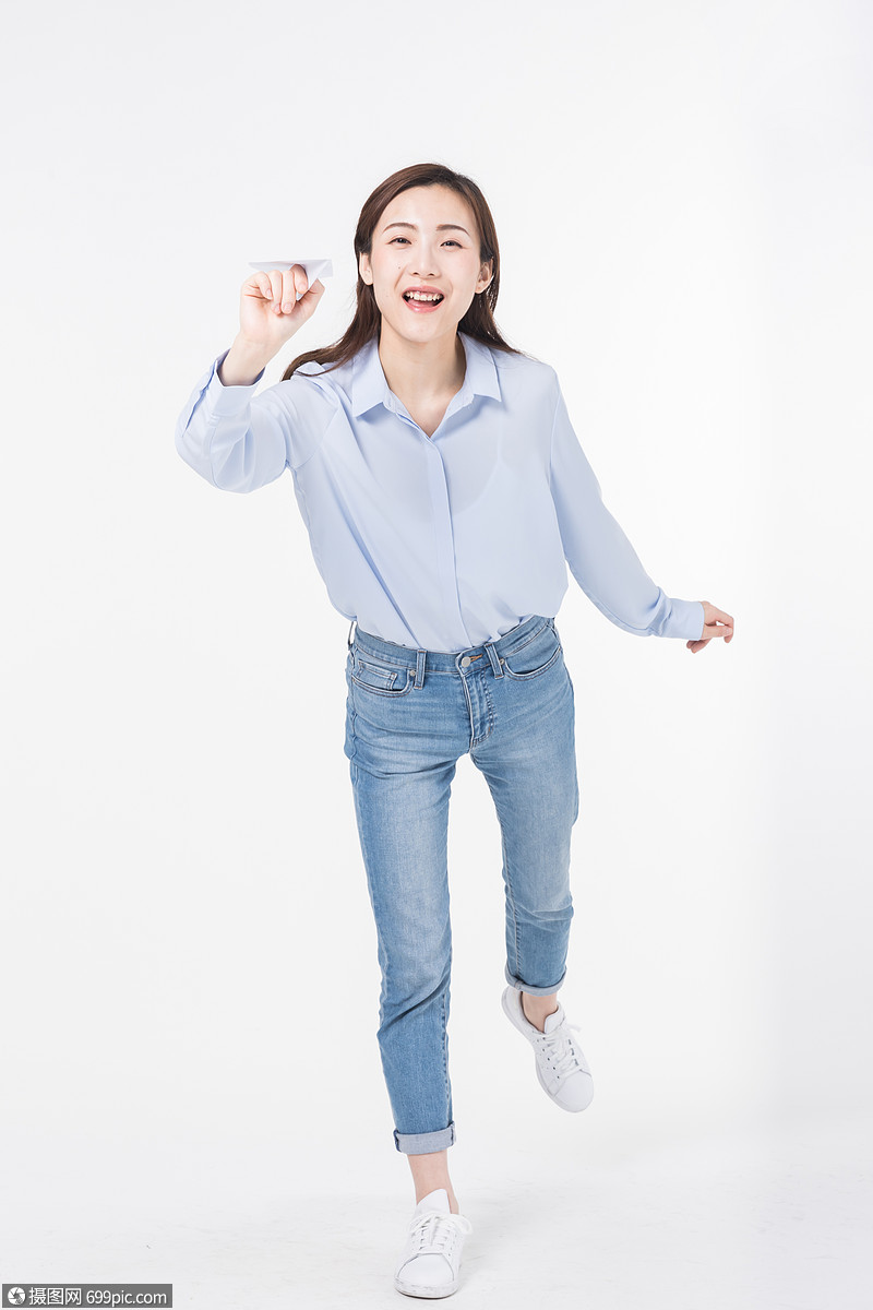 青年女性手握纸飞机