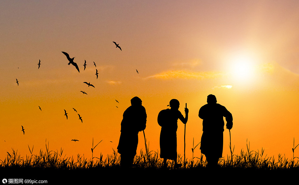 夕阳下老人剪影