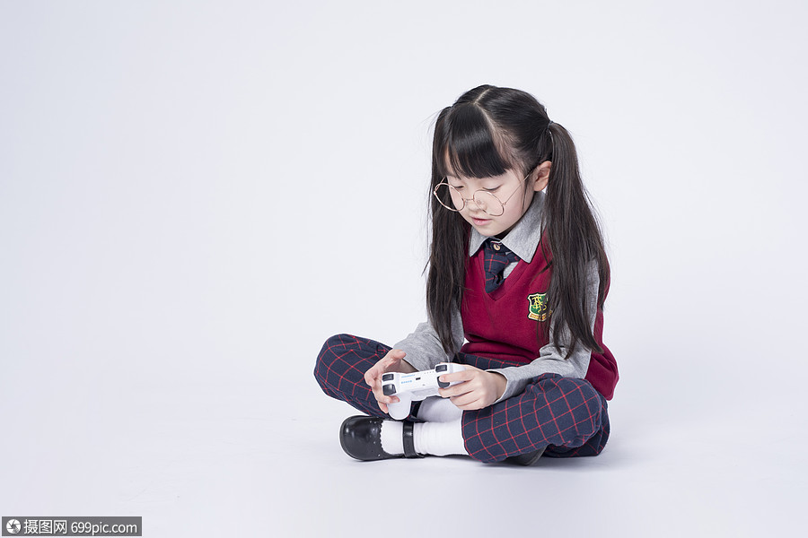 玩游戏的小女孩