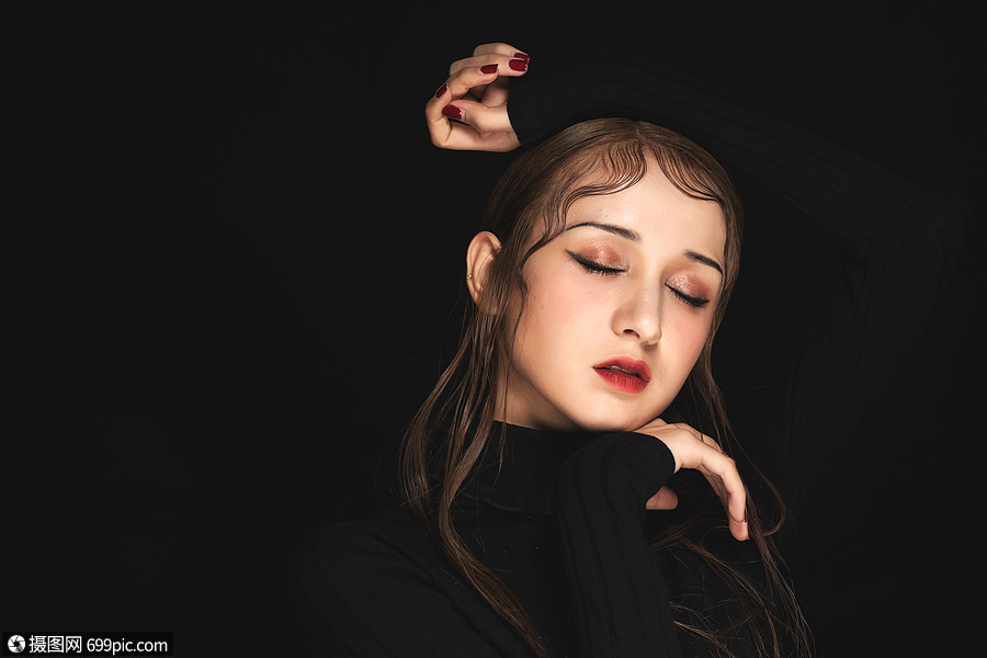 黑色暗调女性妆容情绪展示