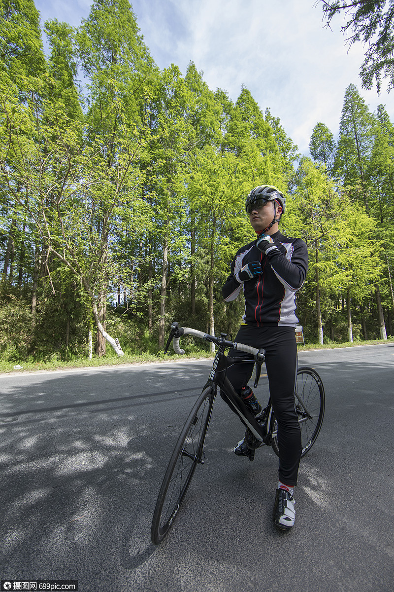 运动员在户外骑行