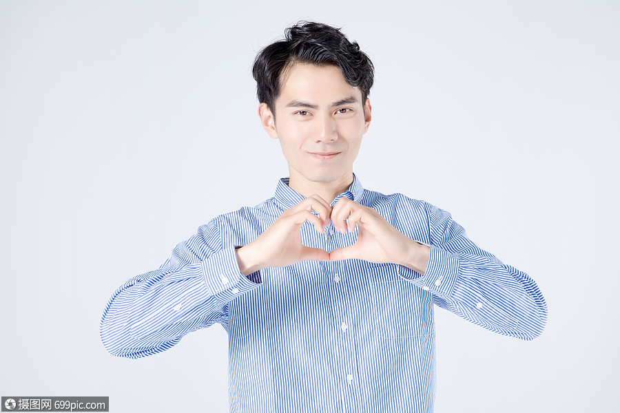 青年男性人像比心