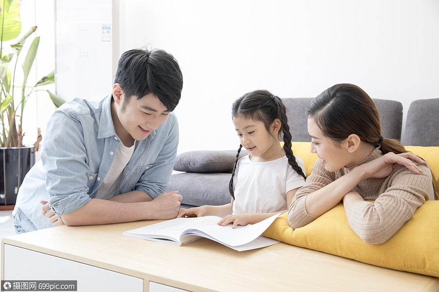 一起看書的一家人男人世界讀書日