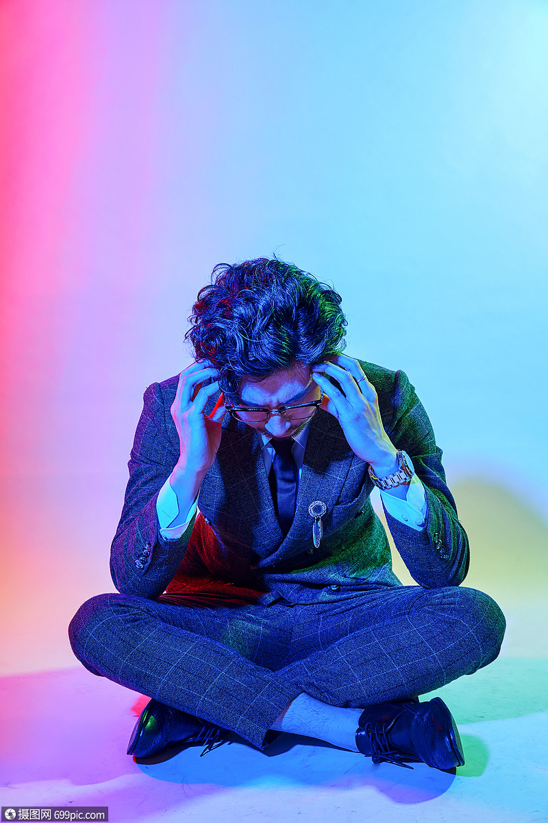 照片 人物情感 色彩 商务男性色彩创意沉思动作.jpg