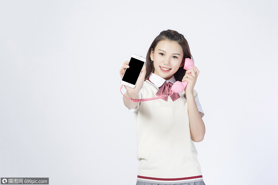 打电话的女学生