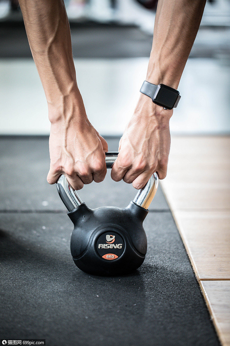 男性提壶哑铃健身房舒展