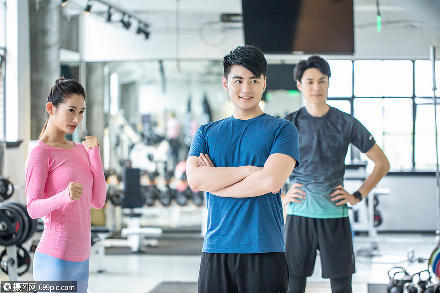 在健身房健身的男女多人运动模特
