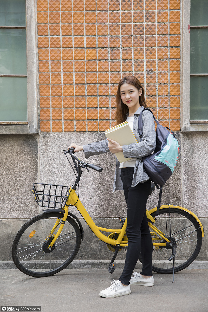 青春洋溢的女大学生