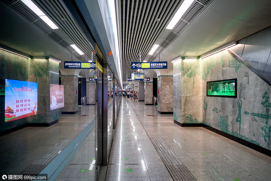 武汉美丽的地铁站岳家嘴站公共交通建设