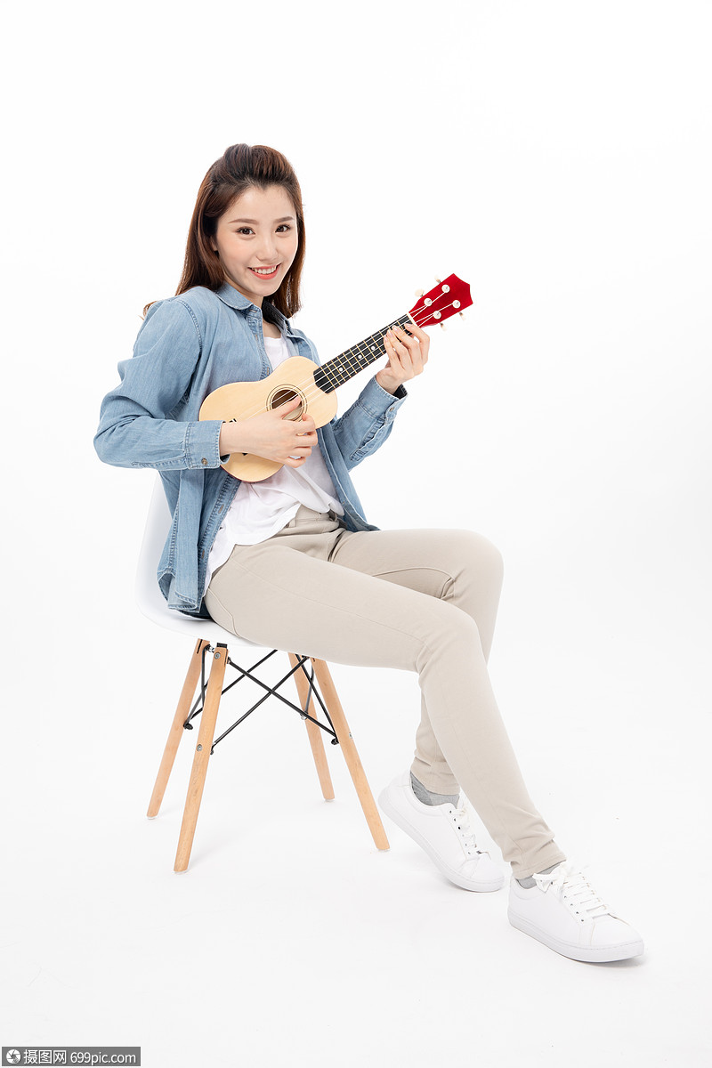 弹尤克里里的女大学生形象人物