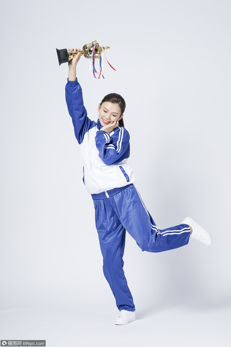 拿着奖杯的女学生青春人物