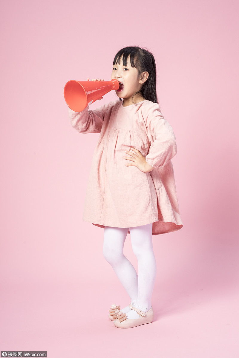 拿着喇叭的小女孩