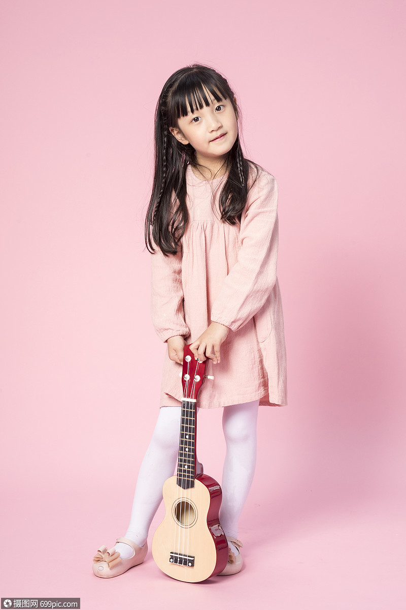 照片 人物情感 成长 拿着尤克里里的小女孩.jpg