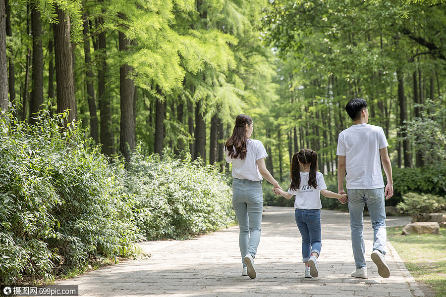 一家人在森林公园郊游
